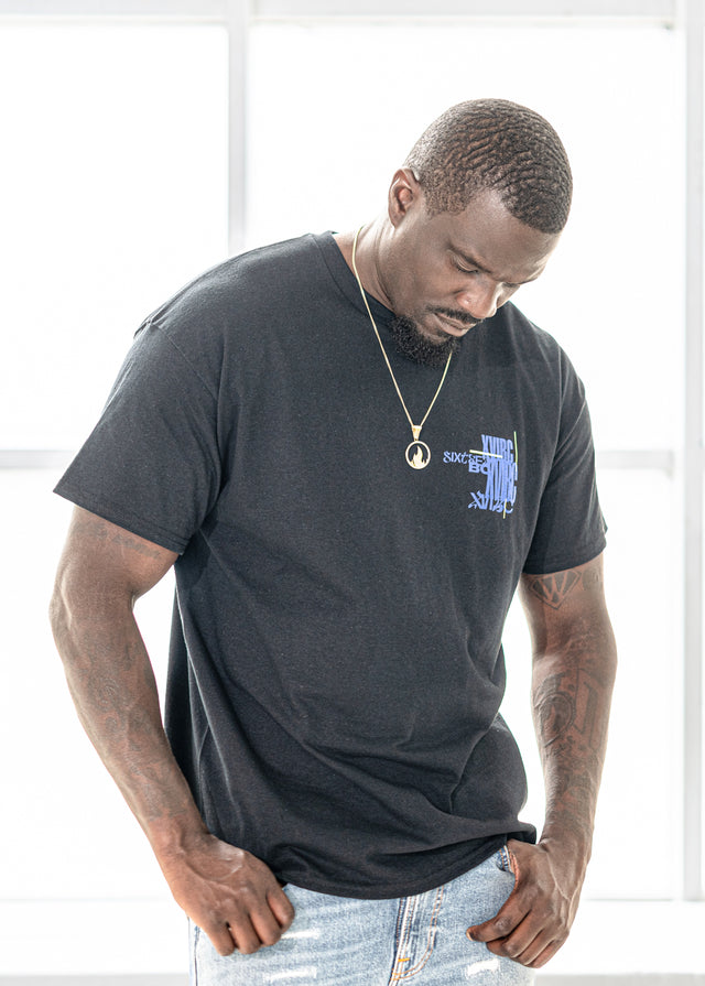 Rapper Mortel aus Trier trägt ein schwarzes 16BC T-Shirt mit blauem XVIBC Frontprint