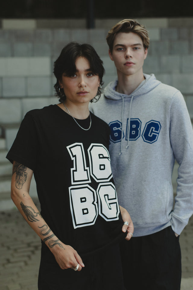 16BC Streetwear aus Trier. Zwei Models mit Teilen aus der ersten Kollektion der Trierer Modemarke